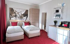 Heller Wohn- und Schlafbereich mit Smart-TV und Essplatz