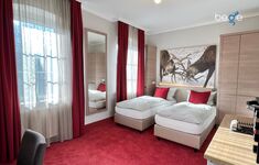 Heller Wohn- und Schlafbereich mit Smart-TV und Essplatz