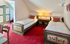 Heller Wohn- und Schlafbereich mit Smart-TV und Essplatz