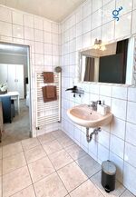 Funktionales Badezimmer mit WC und Dusche