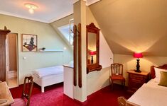 Heller Wohn- und Schlafbereich mit Smart-TV und Essplatz