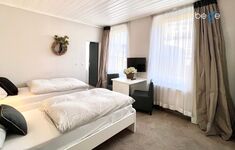 Heller Wohn- und Schlafbereich mit Smart-TV und Essplatz