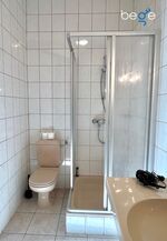 Funktionales Badezimmer mit WC und Dusche