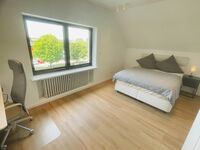 Große voll ausgestattete Wohnung mit Stellplätzen in D-Rath Bild 12