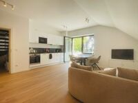 Große voll ausgestattete Wohnung mit Stellplätzen in D-Rath Bild 2