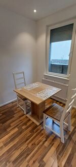 Tisch mit Stühlen