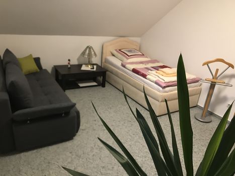 1- Bett- Zimmer