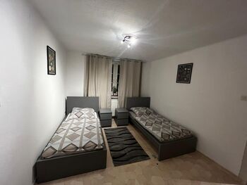 großes Haus/5 Schlafzimmer/Einzelbetten/2 Bäder/ Küche/WIFI Bild 1