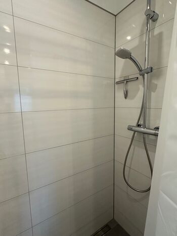 Möbliertes Zweibettzimmer