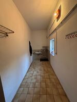 separater, gefliester Vorraum für Arbeitskleidung und Schuhe