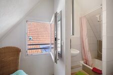 Sila 3: Ganz hinten rechts Dusche und Toilette