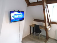 Schreibtisch und TV