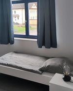 Doppelzimmer mit 2 Einzelbetten, Nachtschränkchen und Kleiderschränken