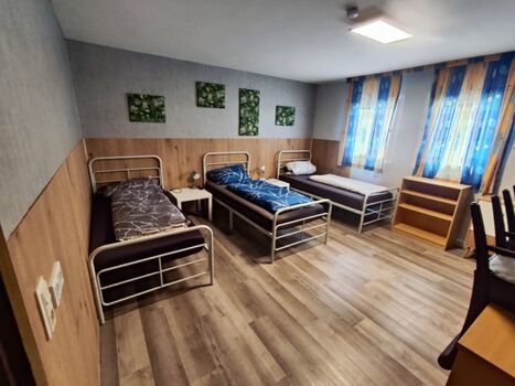 großes 3 Bett Zimmer mit Bad (Nr.6)