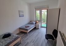 6 Einzelbetten 3 Schlafzimmer neues Bad Balkon 16 Wohnungen Bild 7