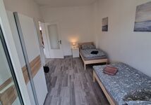 6 Einzelbetten 3 Schlafzimmer neues Bad Balkon 16 Wohnungen Bild 6