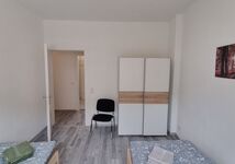 6 Einzelbetten 3 Schlafzimmer neues Bad Balkon 16 Wohnungen Bild 3