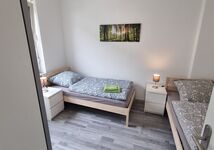 6 Einzelbetten 3 Schlafzimmer neues Bad Balkon 16 Wohnungen Bild 8