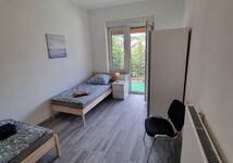 6 Einzelbetten 3 Schlafzimmer neues Bad Balkon 16 Wohnungen Bild 10