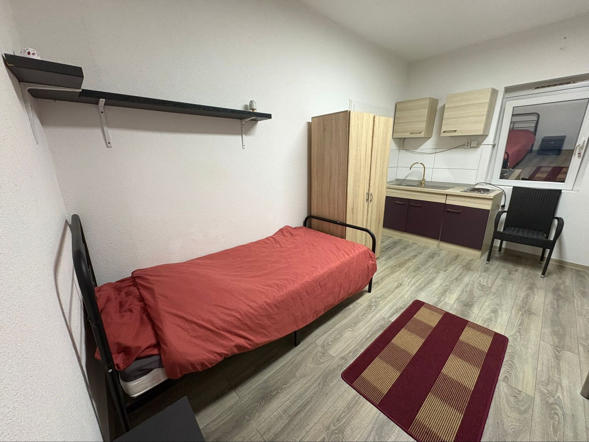 1 Zi. mit 2 Betten, kl. Küche