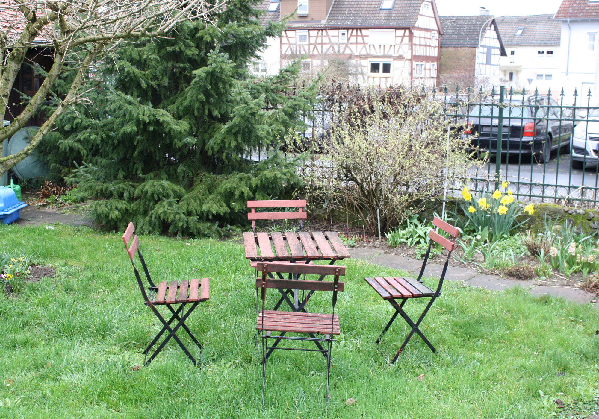 Es gibt mehrere Sitzgruppen im Garten, Hof und Hintergarten. 