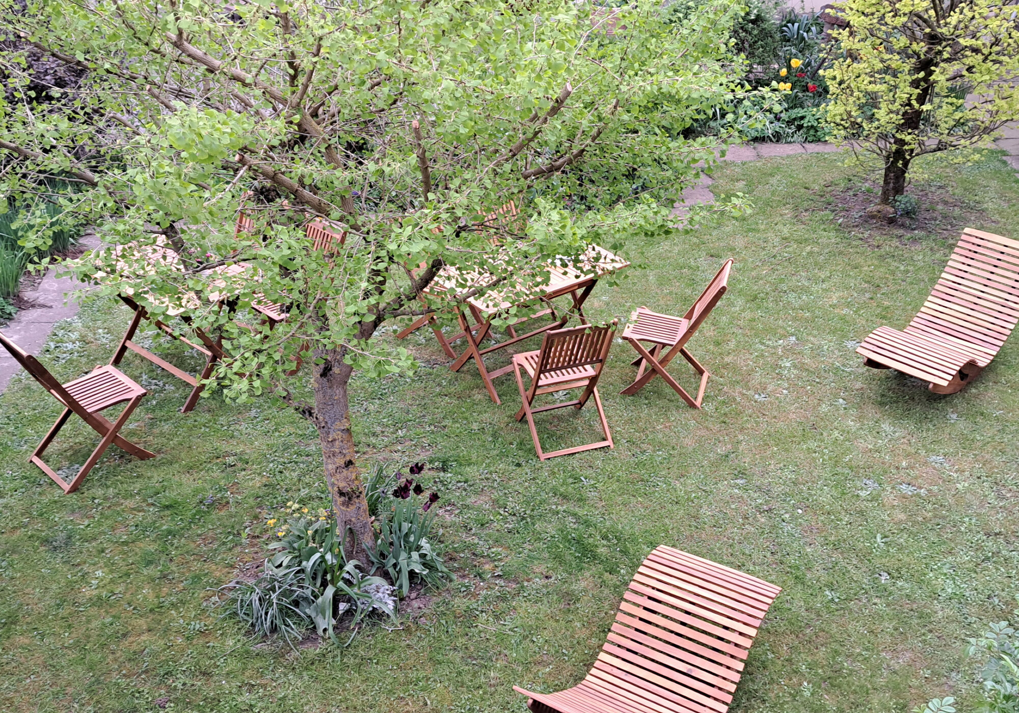 Im Garten und auf der Fläche vor der Wohnung sind ausreichend Sitzmöglichkeiten