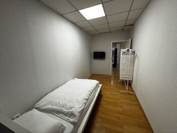 Dreieich Wohnung 10 Personen - 8 Einzelzimmer Parkplatz LKW Bild 4