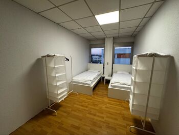 Dreieich Wohnung 10 Personen - 8 Einzelzimmer Parkplatz LKW Bild 2