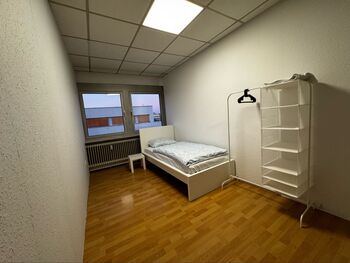 Dreieich Wohnung 10 Personen - 8 Einzelzimmer Parkplatz LKW Bild 3