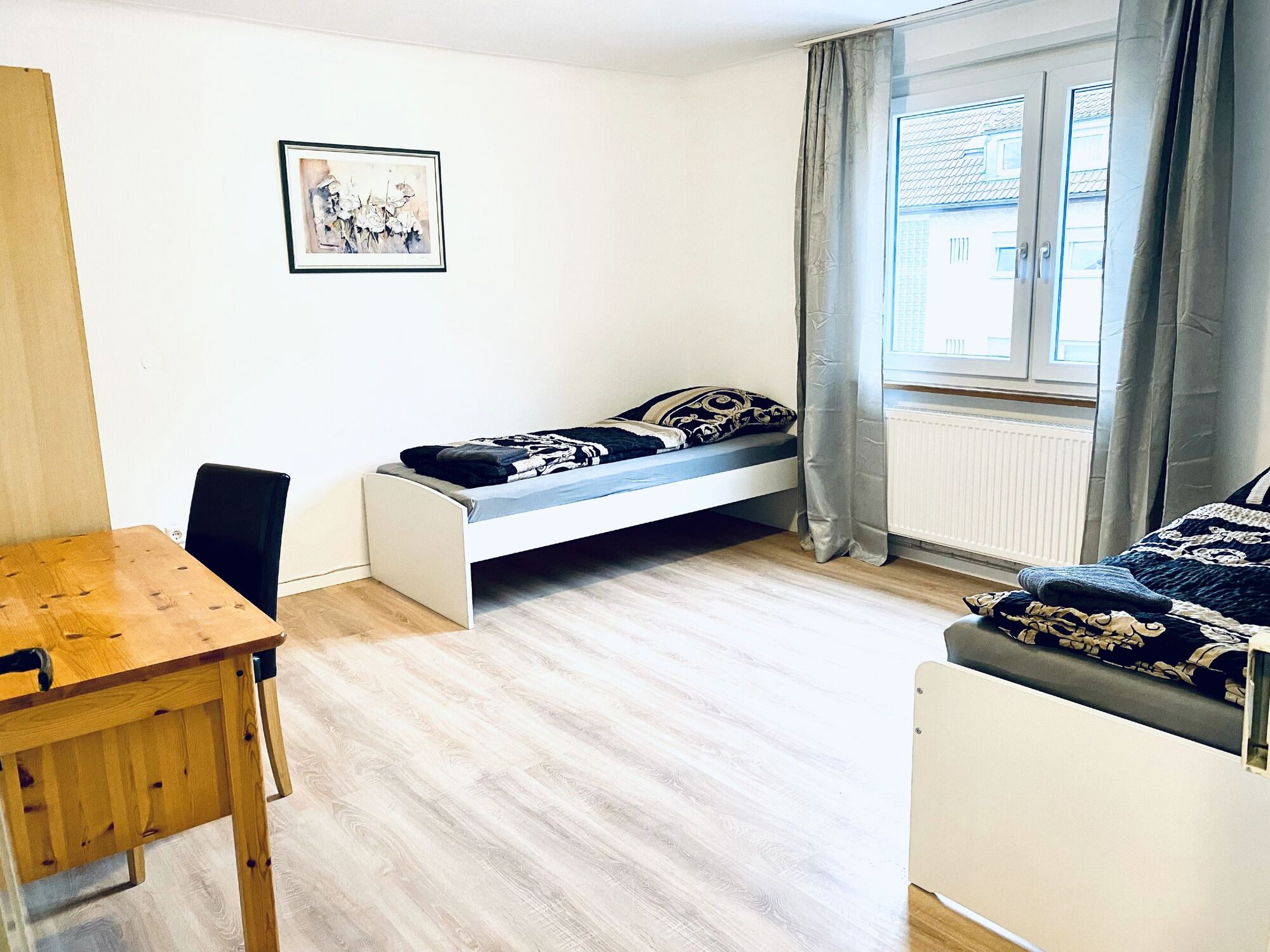 Schlafzimmer 1 - 2 Einzelbetten, Kleiderschrank & Schreibtisch