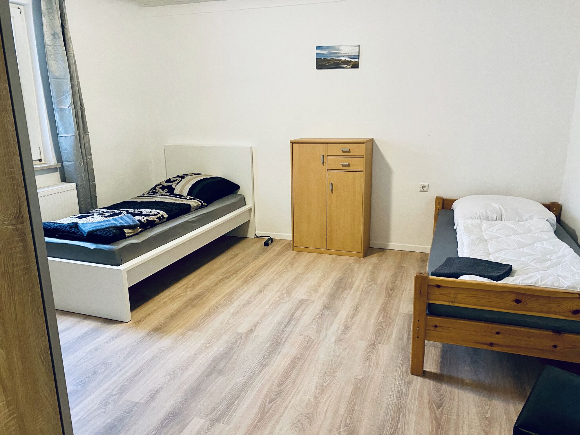 Schlafzimmer 3 - 2 Einzelbetten, Kleiderschrank & Schreibtisch