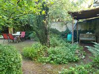 Sitzbereich und überdachte Rauchmöglichkeit