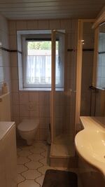 Bad mit Dusche Toilette und Waschmaschine 