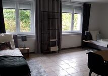 Zimmer 2 mit 2 Betten und TV