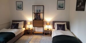 Zimmer 1 mit 2 Betten und TV