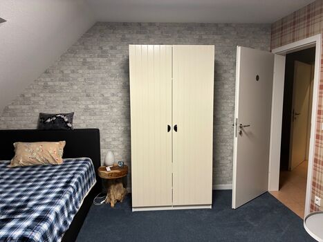 Kleiderschrank im Zimmer