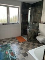 untere Bad mit Dusche und Badewanne