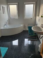 oberes Bad mit Dusche und Eckbadewanne