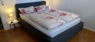 Bequemes Polsterbett auf Wunsch gibt es ein weiteres Zimmer mit einem bequemen Bett