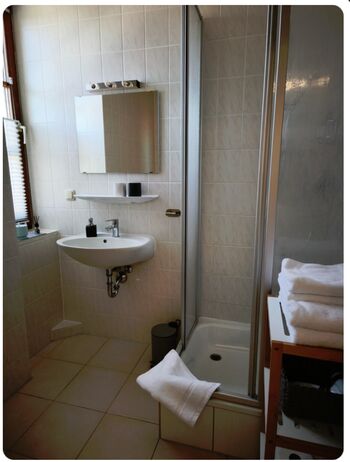 Bad zu Zimmer 1