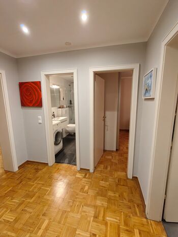 Flur mit Zugang zu allen Räumen 