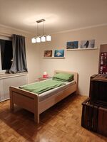 Großer Schlafraum mit Zugang zum Balkon 