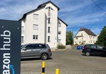 Blick auf Parkplatz und Fassade 