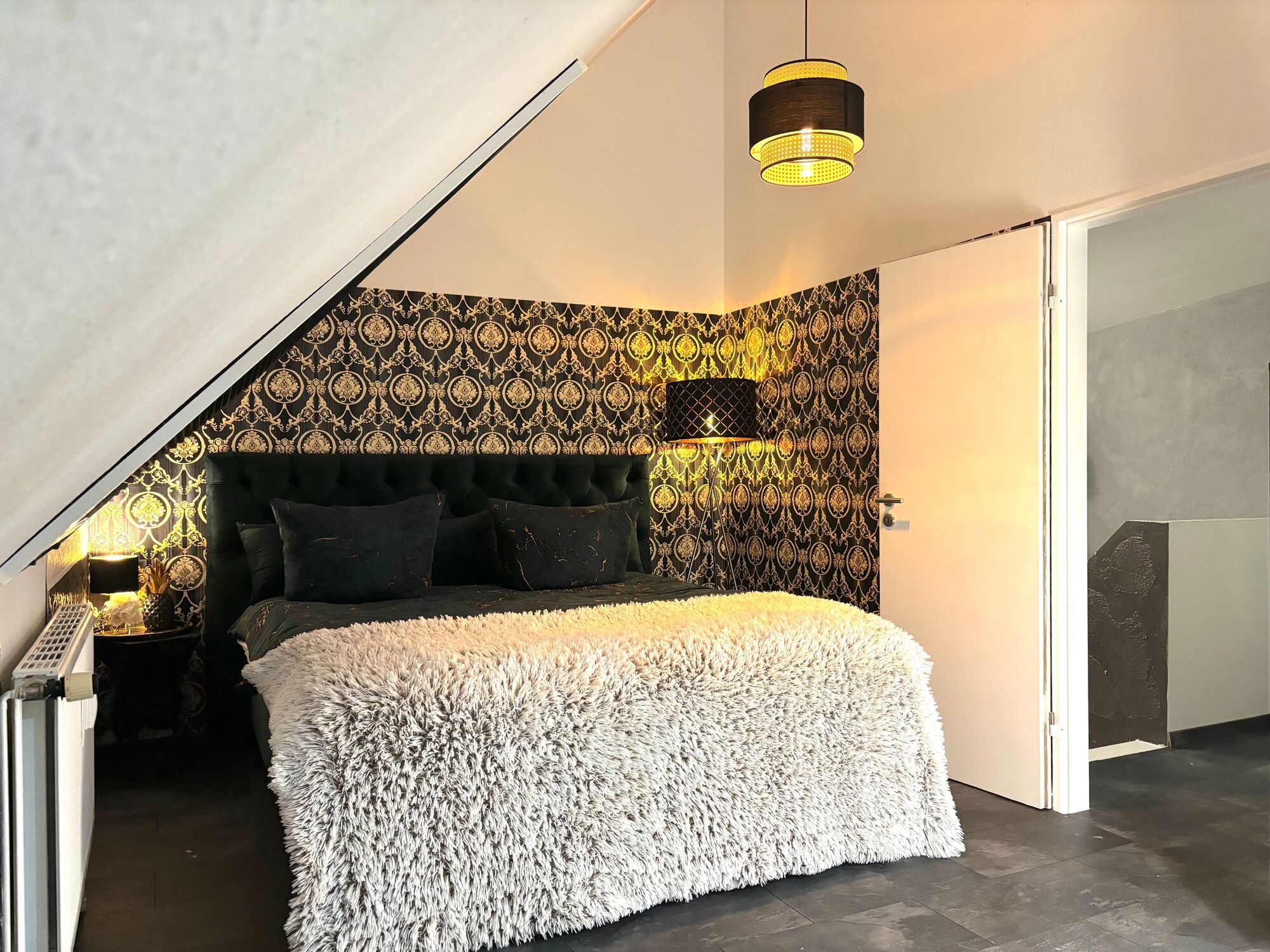 Bedroom1: King Size Bed (Bett) 180x200cm