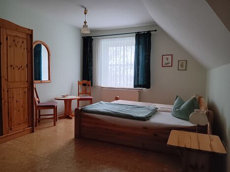 Schlafzimmer 1
