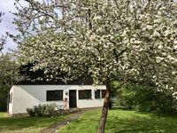 Schlafzimmer mit 2 Einzelbetten & Schrank