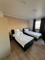 Schlafzimmer 1 2 Boxspringbetten 2 Schränke Esstisch mit 4 Plätzen und Fernseher 55"