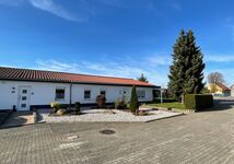 Hofansicht mit Blick auf die Terrasse mit Grillplatz