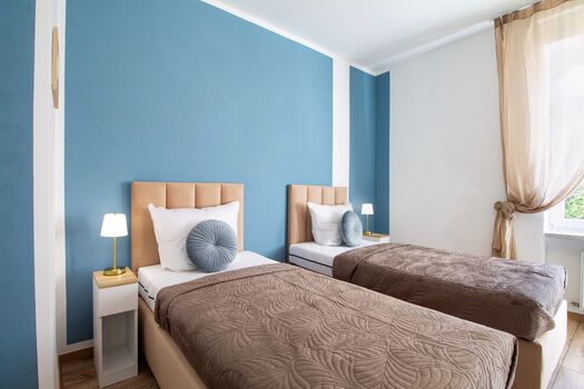 2 getrennte Boxspring-Betten, funktional auch als Doppelbett nutzbar, im großen Schlafzimmer