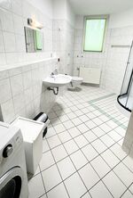 großes Badezimmer mit Tageslicht